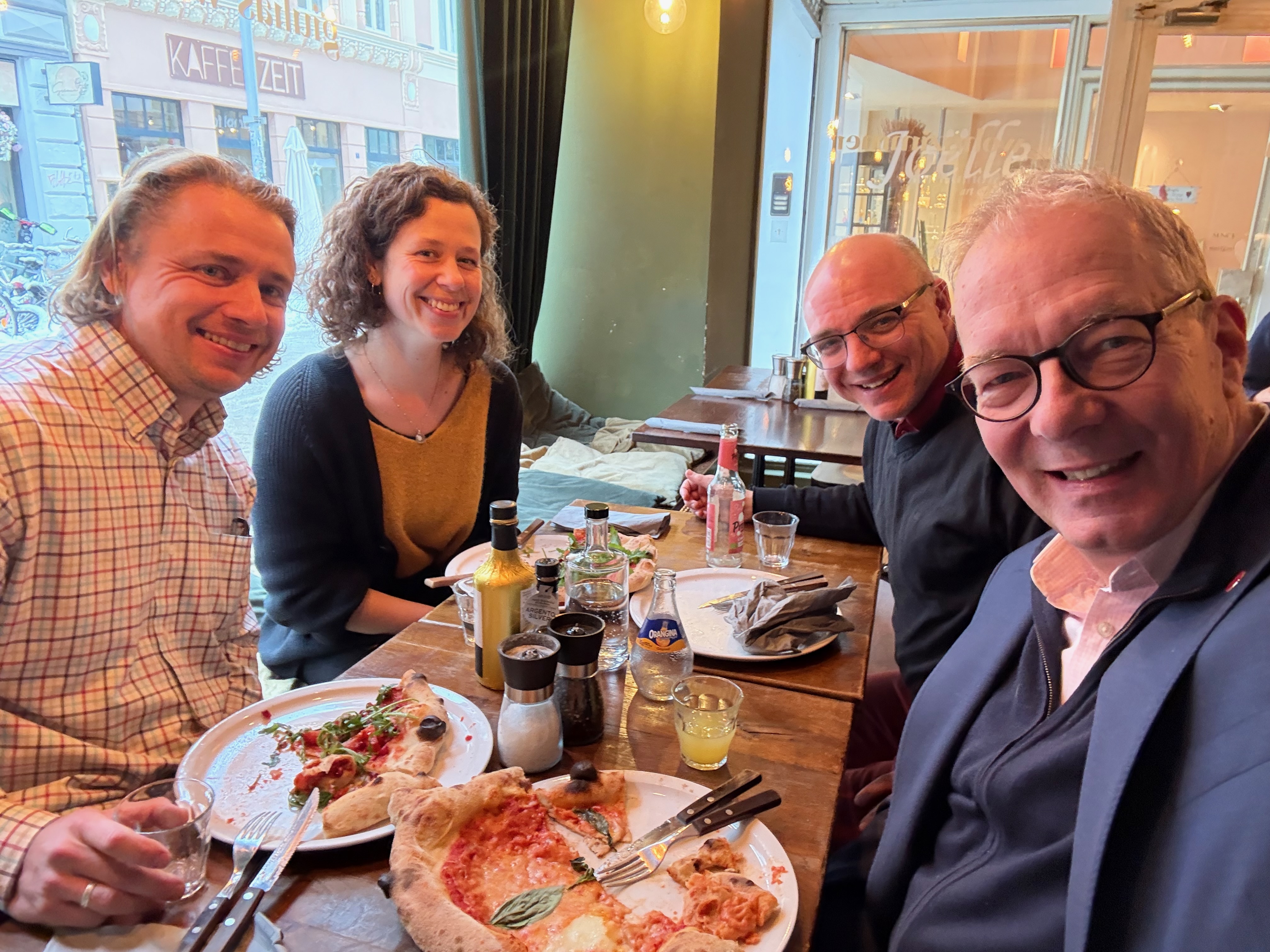 Pizza im Kollegenkreis